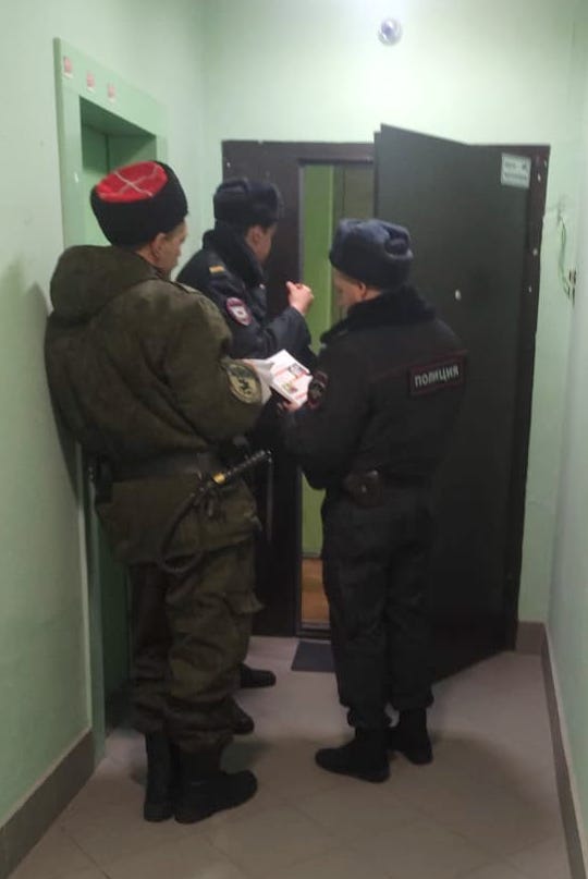Под охраной казаков