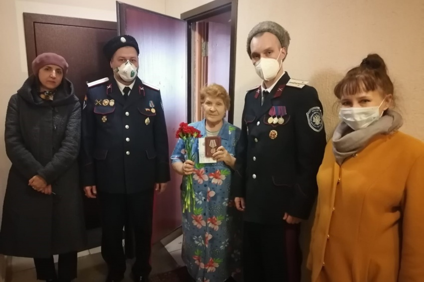 Казаки Одинцовского ХКО помогают пожилым людям своего округа и участвуют в рейдах с полицией Казаки Одинцовского ХКО помогают пожилым людям своего округа и участвуют в рейдах с полицией