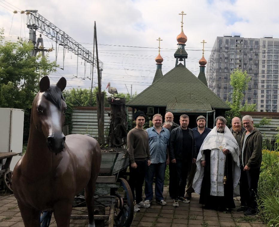 По канонам православия 