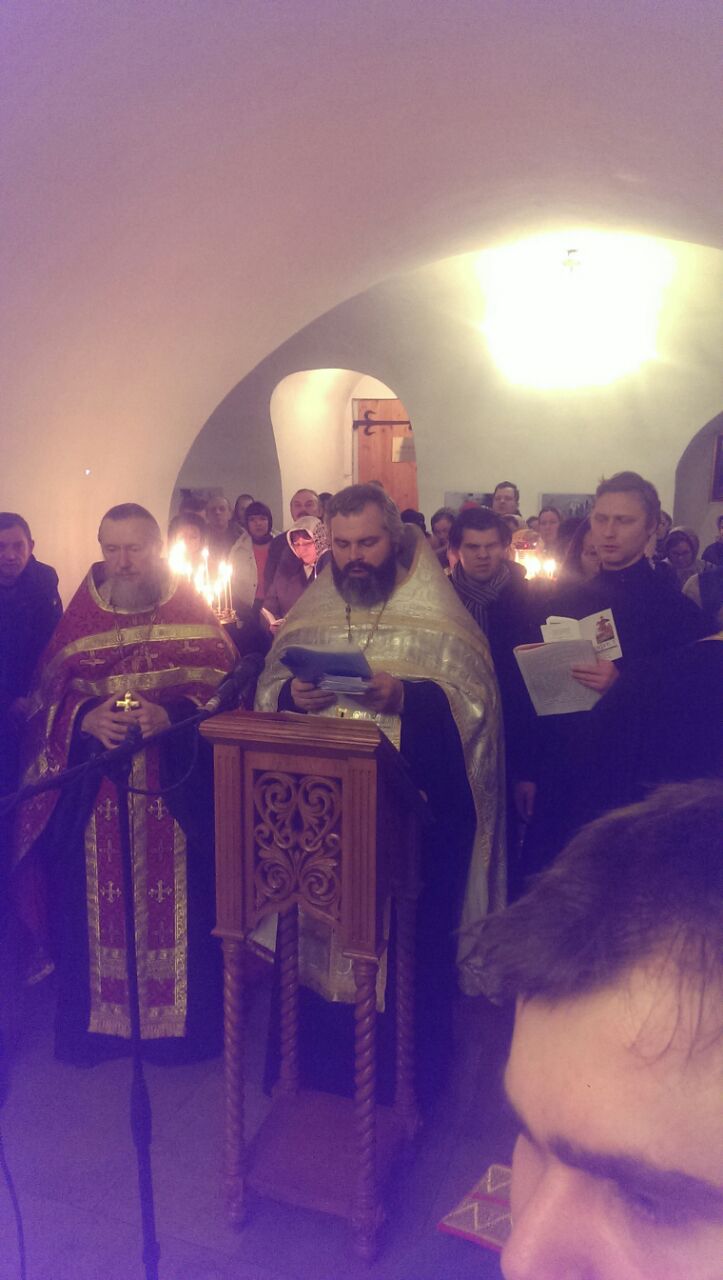 Войсковой священник Центрального казачьего войска иерей Марк Кравченко совершил молебное пение с акафистом великомученику Димитрию Солунскому перед его святой Десницей Войсковой священник Центрального казачьего войска иерей Марк Кравченко совершил молебное пение с акафистом великомученику Димитрию Солунскому перед его святой Десницей