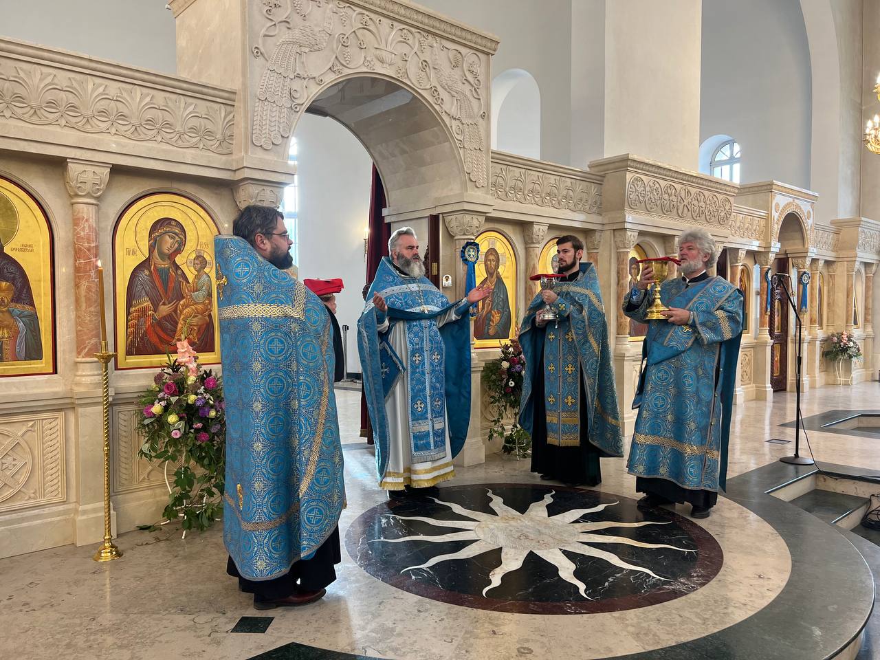 Под сенью храмовых икон