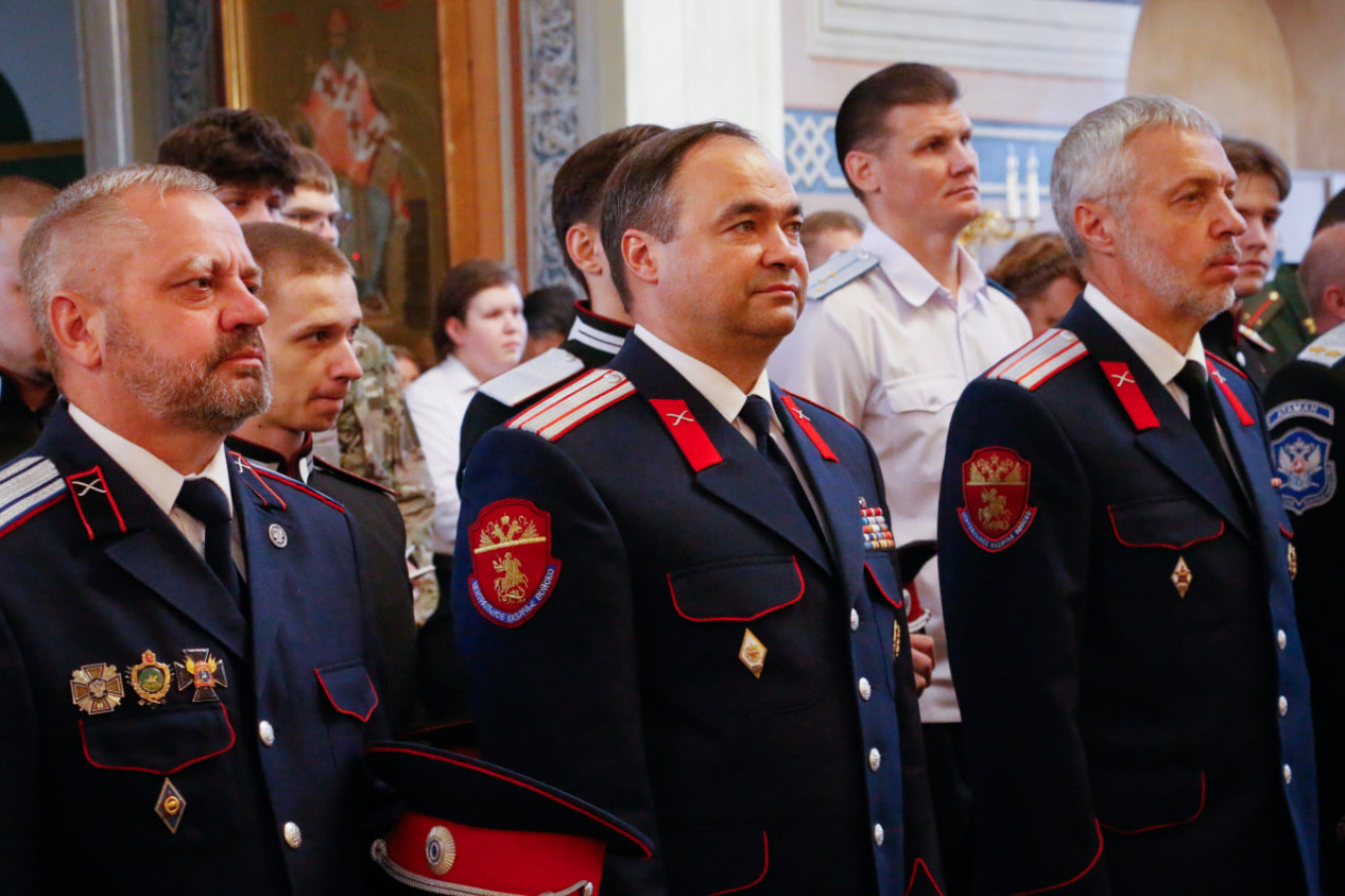 Атаман Центрального казачьего войска Андрей Фадюхин посетил Божественную литургию в храме святителя Николая в Заяицком в День Донской иконы Божией Матери Атаман Центрального казачьего войска Андрей Фадюхин посетил Божественную литургию в храме святителя Николая в Заяицком в День Донской иконы Божией Матери