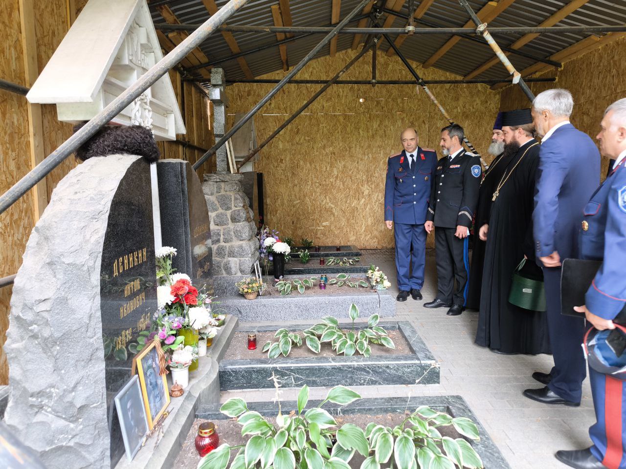 Под образами Пресвятой Богородицы