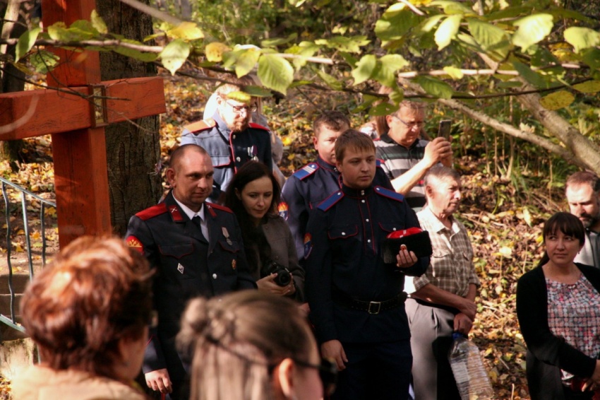 Дмитровские казаки установили Поклонный крест у родника Дмитровские казаки установили Поклонный крест у родника