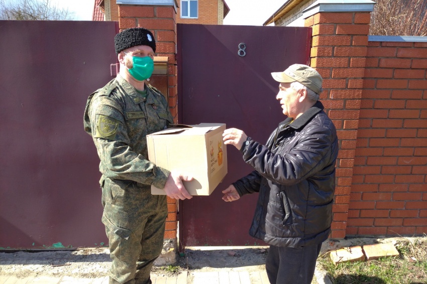 Казаки в Павловском Посаде помогают пожилым людям и многодетным семьям Казаки в Павловском Посаде помогают пожилым людям и многодетным семьям
