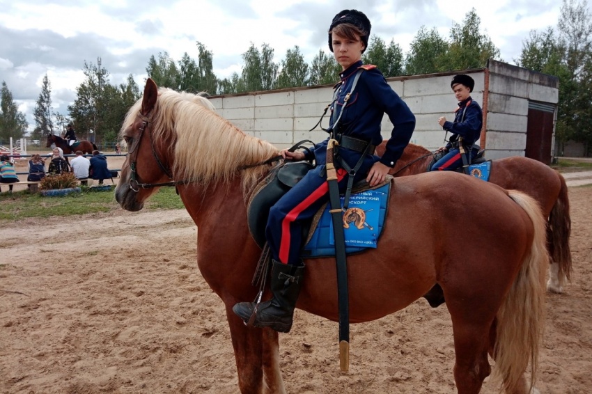 Казачата показали джигитовку Казачата показали джигитовку