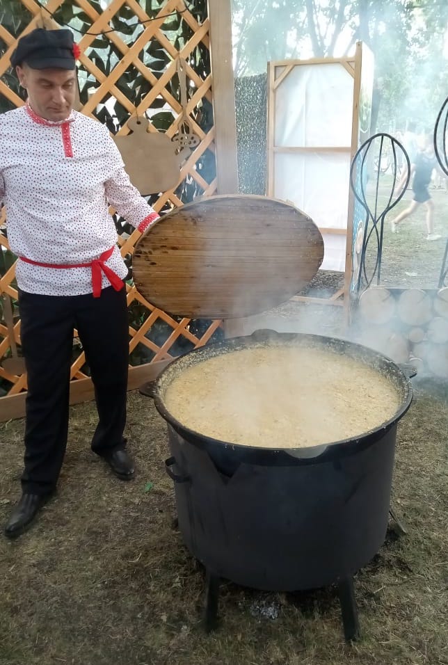 В традициях и своих защитить, и праздник устроить..