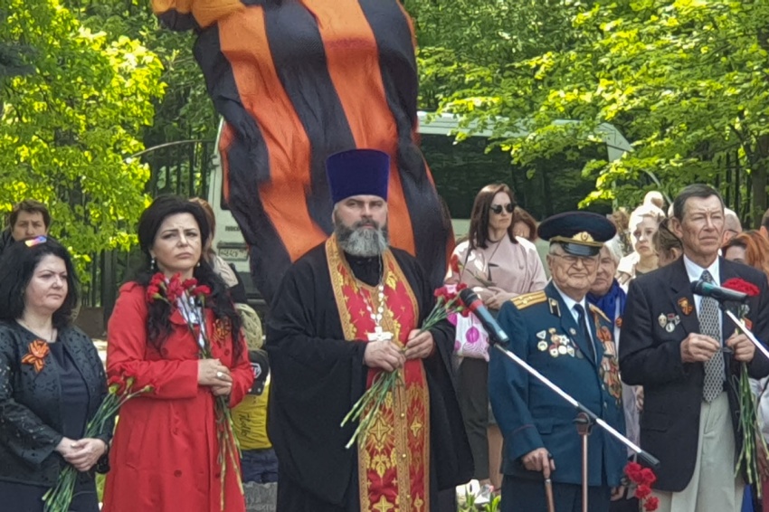 Войсковой священник Центрального казачьего войска, настоятель храма св. равноап. кн. Владимира при МПКУ им. М.А. Шолохова иерей Марк Кравченко принял участие в праздновании Дня Победы, состоявшемся на Аллее Славы в Кузьминках Войсковой священник Центрального казачьего войска, настоятель храма св. равноап. кн. Владимира при МПКУ им. М.А. Шолохова иерей Марк Кравченко принял участие в праздновании Дня Победы, состоявшемся на Аллее Славы в Кузьминках