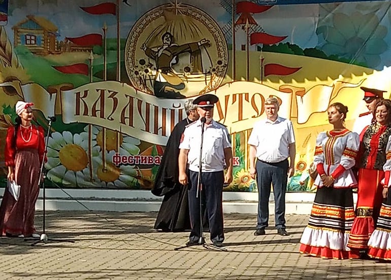 В традициях и своих защитить, и праздник устроить..