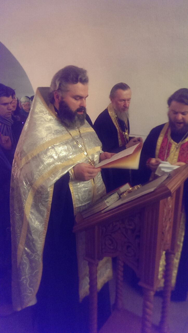Войсковой священник Центрального казачьего войска иерей Марк Кравченко совершил молебное пение с акафистом великомученику Димитрию Солунскому перед его святой Десницей Войсковой священник Центрального казачьего войска иерей Марк Кравченко совершил молебное пение с акафистом великомученику Димитрию Солунскому перед его святой Десницей