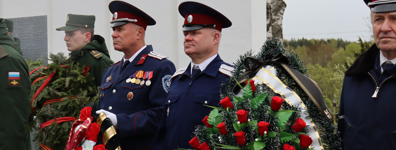 Здесь пядь земли, луга и перелески молчанием напоминают о войне.. Здесь пядь земли, луга и перелески молчанием напоминают о войне..