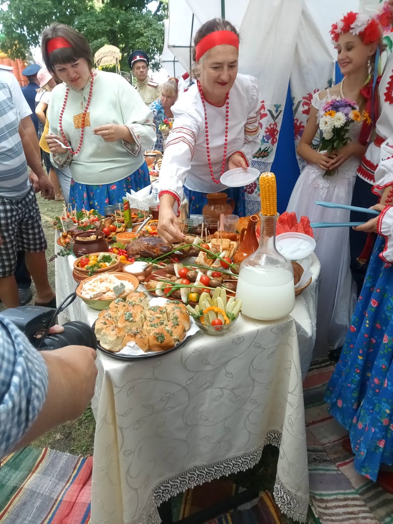 В традициях и своих защитить, и праздник устроить..
