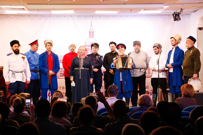 В круге «Казачьего круга» В круге «Казачьего круга»
