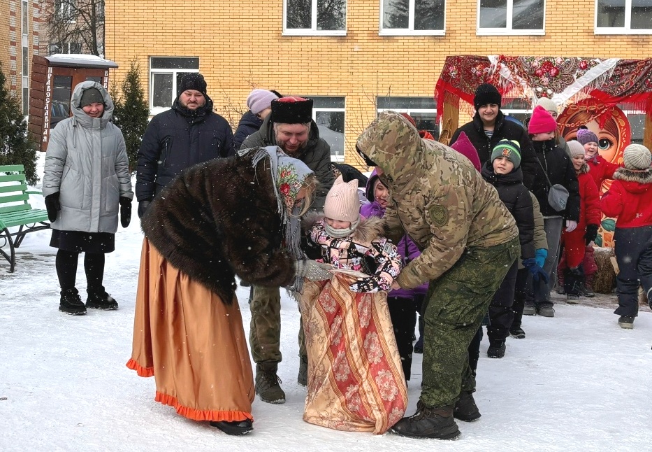 Масленица идёт, блины да мёд несёт!