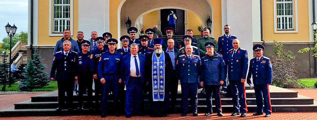 Под сенью храмовых икон Под сенью храмовых икон