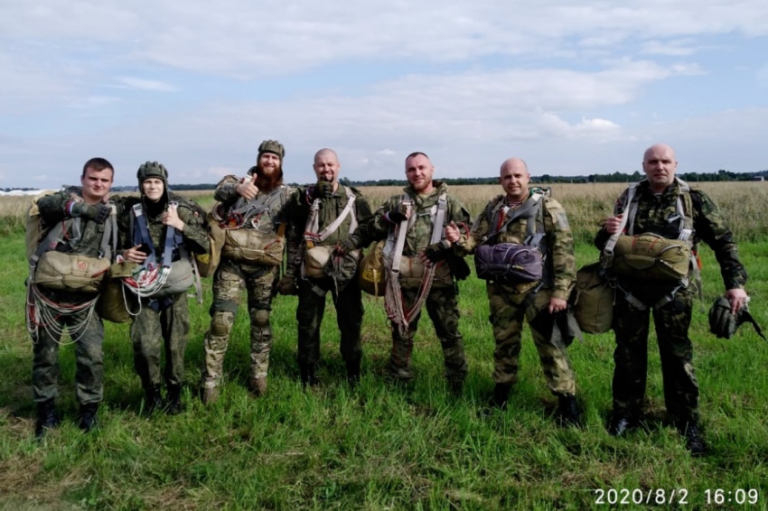 Одинцовские казаки совершили свой первый прыжок с парашютом Одинцовские казаки совершили свой первый прыжок с парашютом