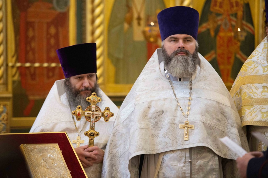 Настоятель храма св. равноап. кн. Владимира при МПКУ им. М.А. Шолохова, войсковой священник Центрального казачьего войска иерей Марк Кравченко сослужил митрополиту Кириллу за Божественной Литургией и принял участие в принятии присяги московских казаков