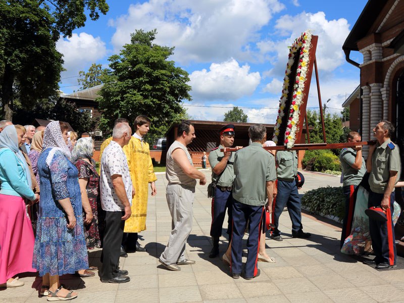 Крестный ход в Павлово-Посадском районе сопровождали казаки