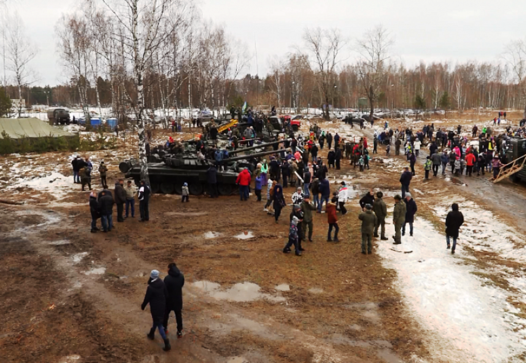 В Коврове более 20 тысяч человек отпраздновали годовщину формирования 130-й стрелковой дивизии В Коврове более 20 тысяч человек отпраздновали годовщину формирования 130-й стрелковой дивизии