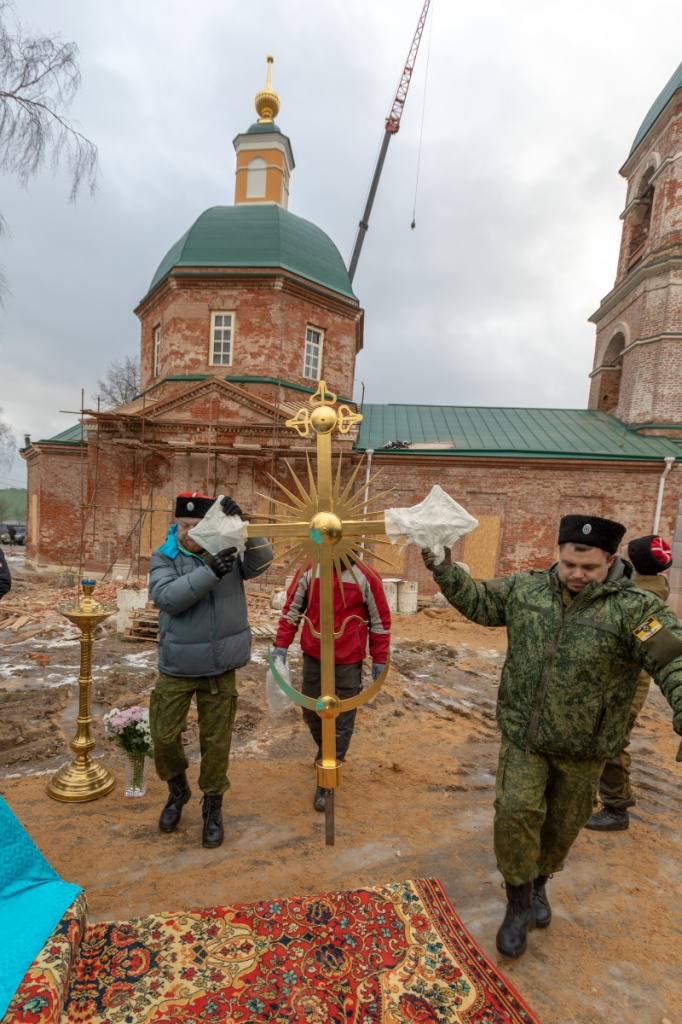 Дмитровские казаки помогают восстанавливать храм