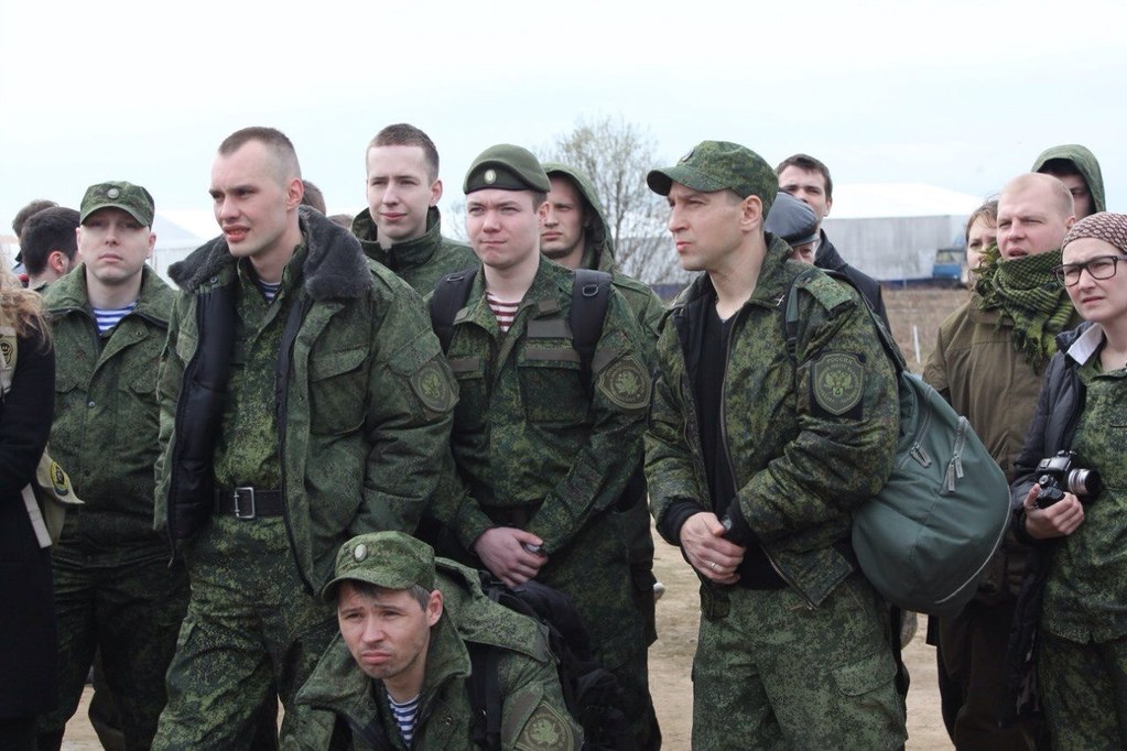 Казаки ВКО ЦКВ выполняют нормативы по парашютно-десантной подготовке