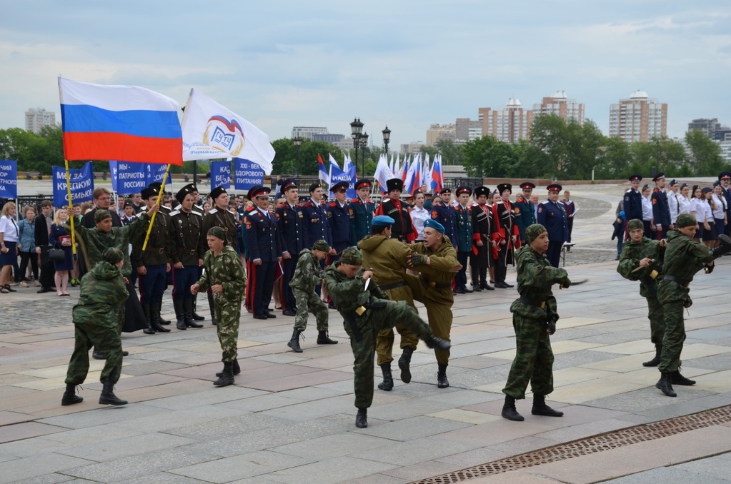 Атаман ВКО ЦКВ Иван Кузьмич Миронов и войсковой священник ЦКВ, настоятель храма св. равноап. кн. Владимира при МПКУ им. М.А.Шолохова иерей Марк Кравченко приняли участие в церемонии вручения дипломов выпускникам Первого казачьего университета