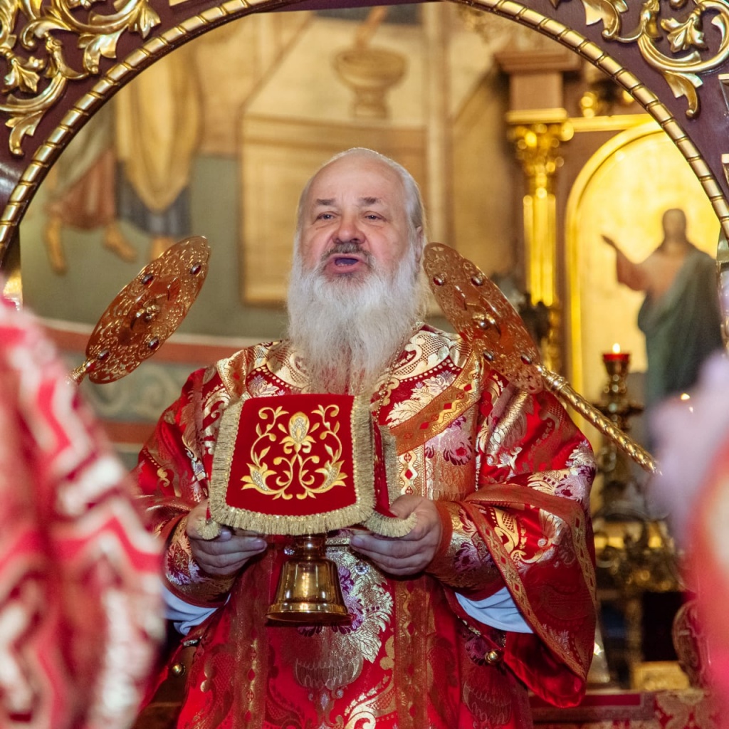 Казачье знамя ДХКО передано на хранение в собор Всех святых в земле Российской просиявших г. Домодедово
