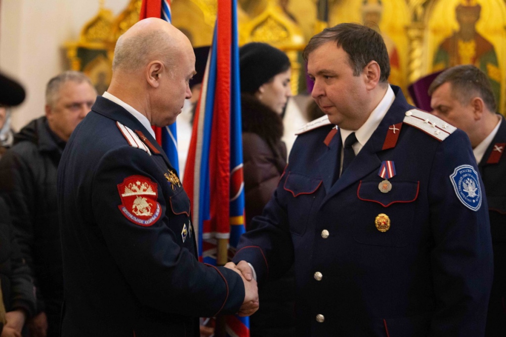 Настоятель храма св. равноап. кн. Владимира при МПКУ им. М.А. Шолохова, войсковой священник Центрального казачьего войска иерей Марк Кравченко сослужил митрополиту Кириллу за Божественной Литургией и принял участие в принятии присяги московских казаков