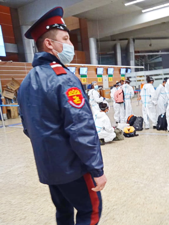 Казаки Центрального казачьего войска дежурят на территории международного аэропорта Шереметьево