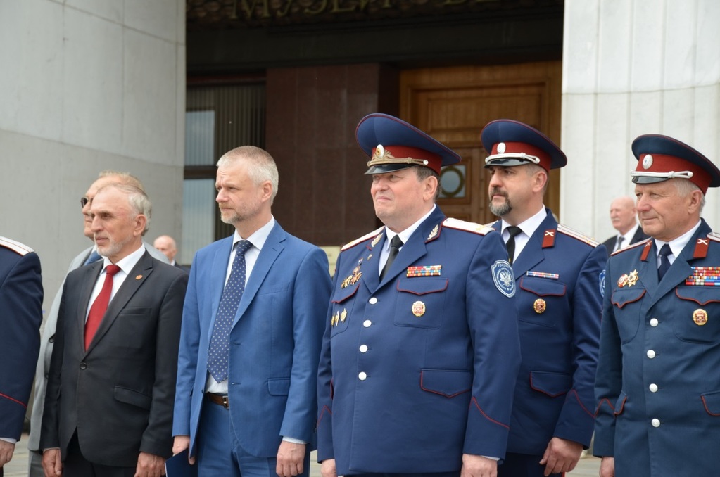 Атаман ВКО ЦКВ Иван Кузьмич Миронов и войсковой священник ЦКВ, настоятель храма св. равноап. кн. Владимира при МПКУ им. М.А.Шолохова иерей Марк Кравченко приняли участие в церемонии вручения дипломов выпускникам Первого казачьего университета