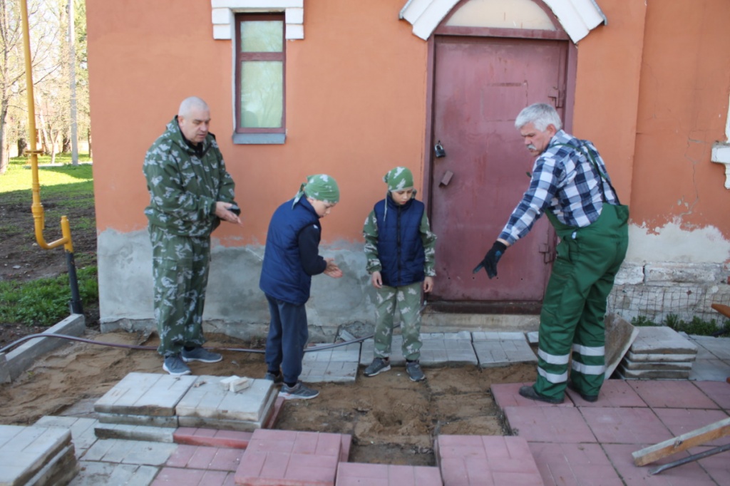 Казачий десант на благоустройстве храмовой территории