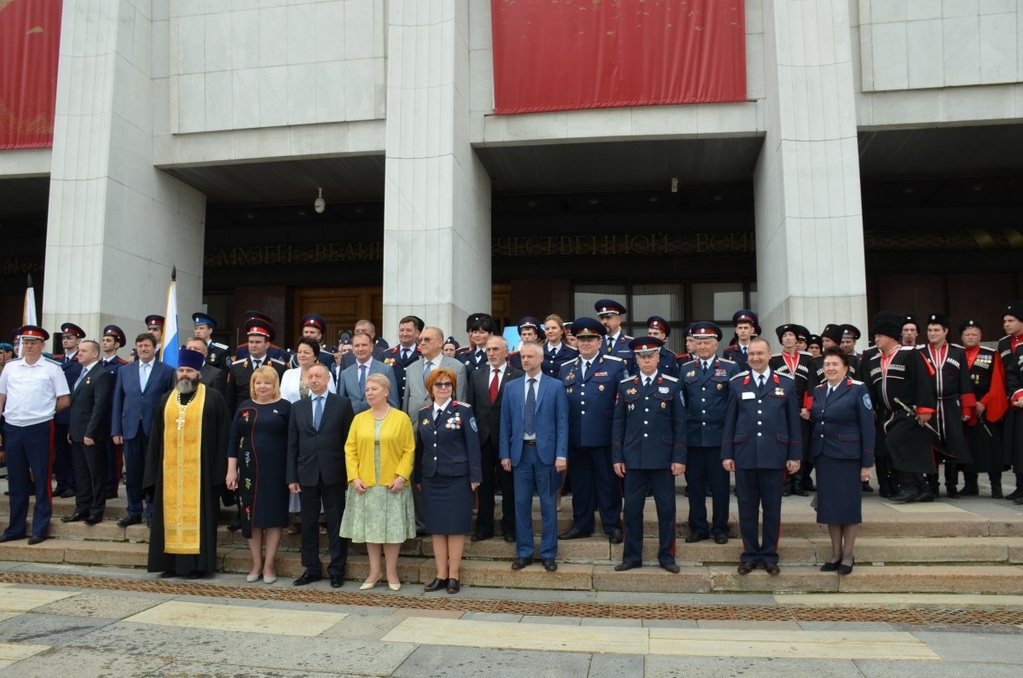 Атаман ВКО ЦКВ Иван Кузьмич Миронов и войсковой священник ЦКВ, настоятель храма св. равноап. кн. Владимира при МПКУ им. М.А.Шолохова иерей Марк Кравченко приняли участие в церемонии вручения дипломов выпускникам Первого казачьего университета