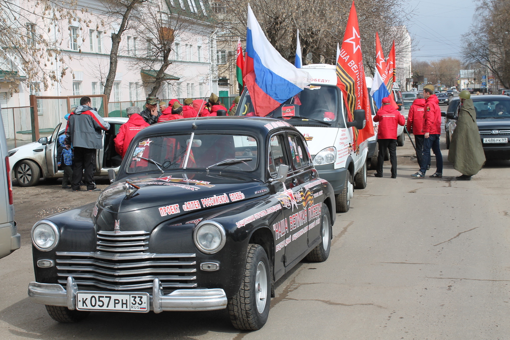 Участники автопробега «Наша Великая Победа» развернули Знамя Победы в Твери.