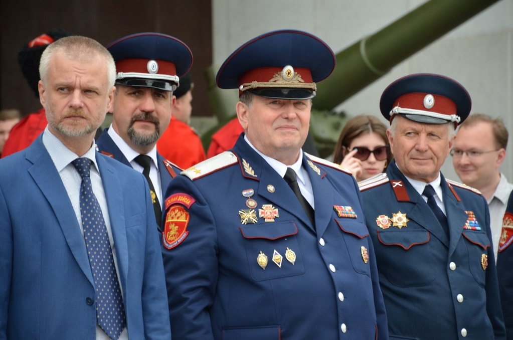 Атаман ВКО ЦКВ Иван Кузьмич Миронов и войсковой священник ЦКВ, настоятель храма св. равноап. кн. Владимира при МПКУ им. М.А.Шолохова иерей Марк Кравченко приняли участие в церемонии вручения дипломов выпускникам Первого казачьего университета
