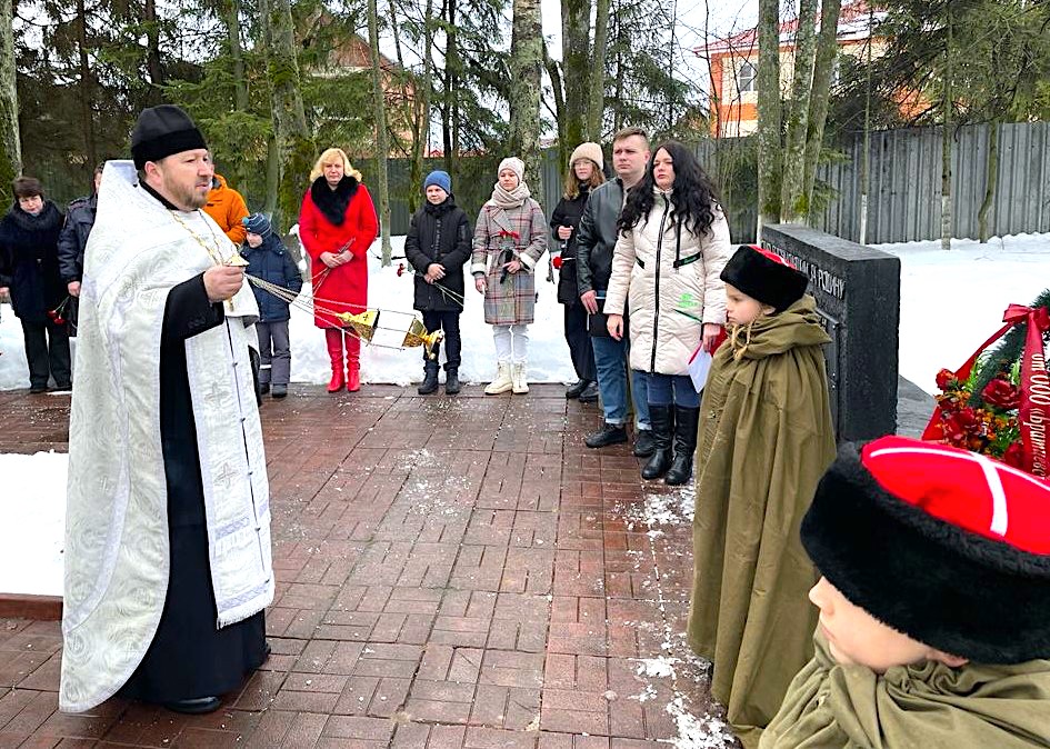 Цветы к воинскому монументу