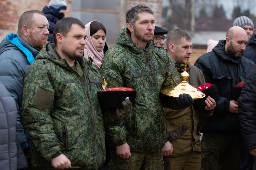 Дмитровские казаки помогают восстанавливать храм