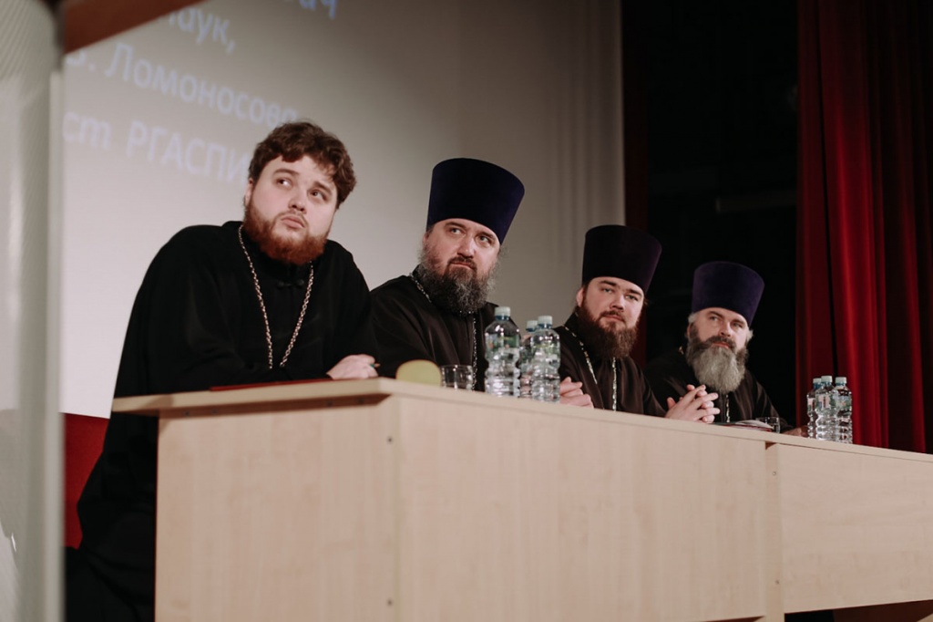 Настоятель храма св. равноап. кн. Владимира при МПКУ им. М.А. Шолохова, войсковой священник Центрального казачьего войска иерей Марк Кравченко принял участие в региональном этапе Международных Рождественских образовательных чтений московской областной епархии
