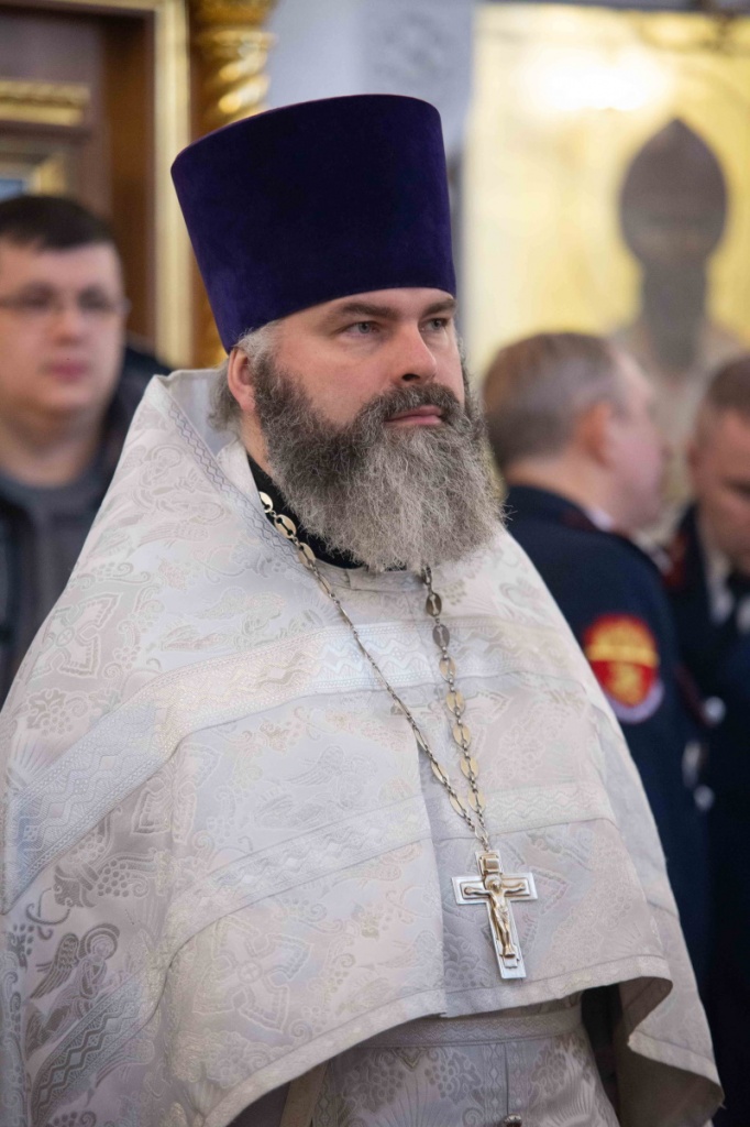 Настоятель храма св. равноап. кн. Владимира при МПКУ им. М.А. Шолохова, войсковой священник Центрального казачьего войска иерей Марк Кравченко сослужил митрополиту Кириллу за Божественной Литургией и принял участие в принятии присяги московских казаков