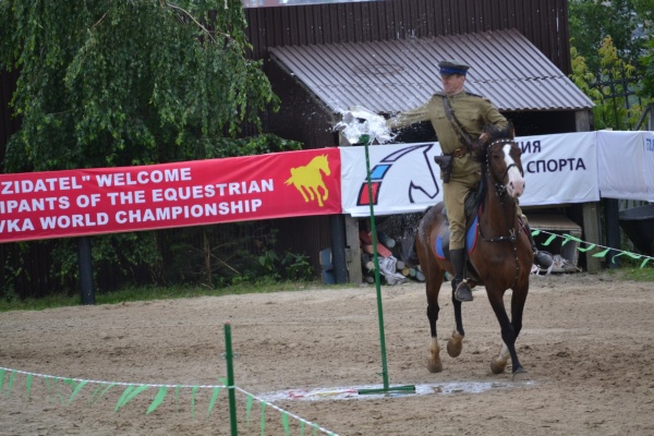На Чемпионате мира немцы и англичане познакомились с казачьей шашкой