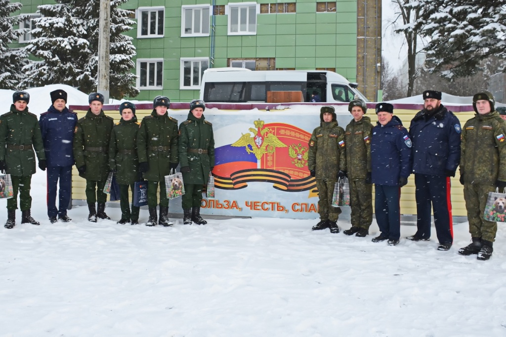 Казаки ВКО ЦКВ поздравили военнослужащих с днем защитника Отечества