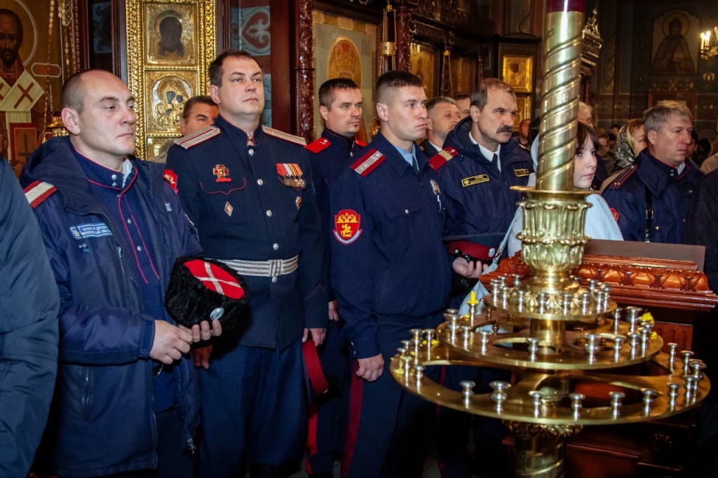Казачье знамя ДХКО передано на хранение в собор Всех святых в земле Российской просиявших г. Домодедово