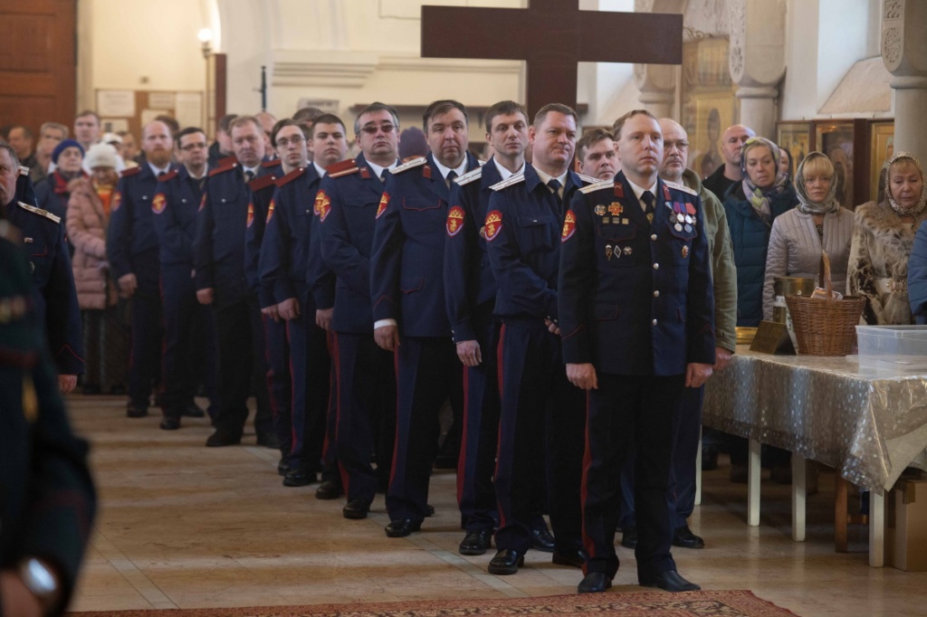 Настоятель храма св. равноап. кн. Владимира при МПКУ им. М.А. Шолохова, войсковой священник Центрального казачьего войска иерей Марк Кравченко сослужил митрополиту Кириллу за Божественной Литургией и принял участие в принятии присяги московских казаков