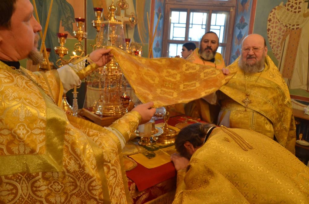 В престольный праздник в храме Новомучеников и исповедников Российских епископ Максим совершил литургию