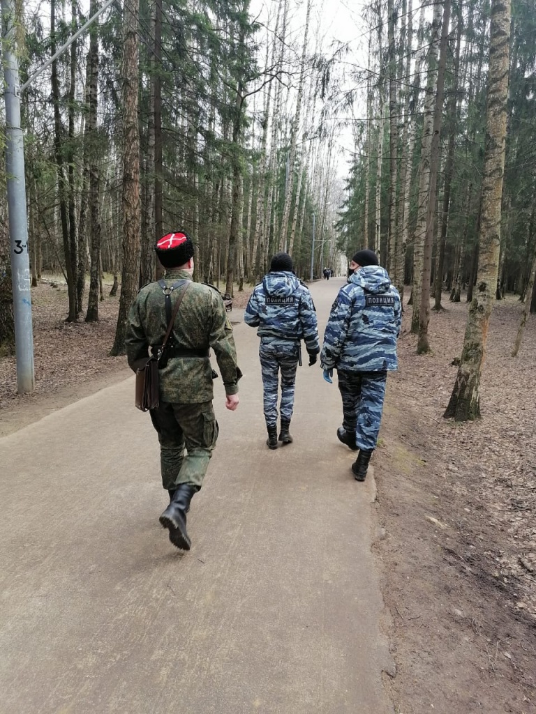 Казаки Одинцовского ХКО помогают пожилым людям своего округа и участвуют в рейдах с полицией