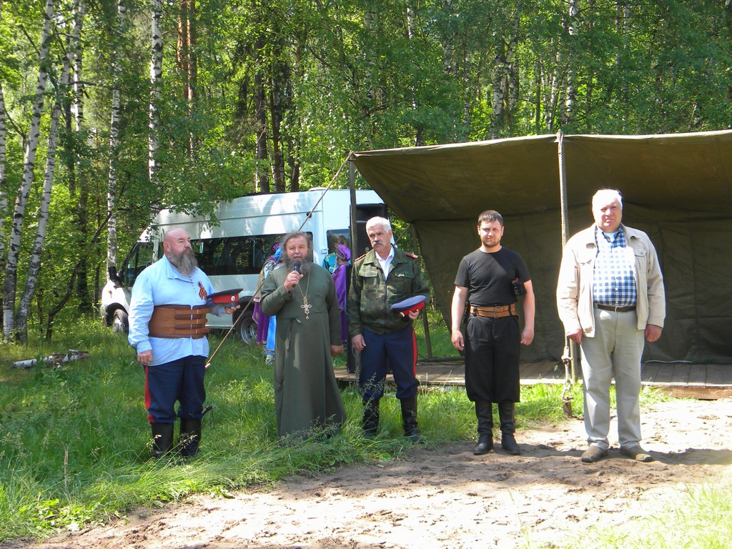 Стучат копыта, пыль столбом до небес и свист казачьей шашки