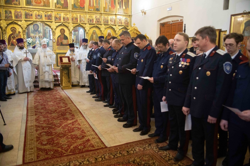 Настоятель храма св. равноап. кн. Владимира при МПКУ им. М.А. Шолохова, войсковой священник Центрального казачьего войска иерей Марк Кравченко сослужил митрополиту Кириллу за Божественной Литургией и принял участие в принятии присяги московских казаков