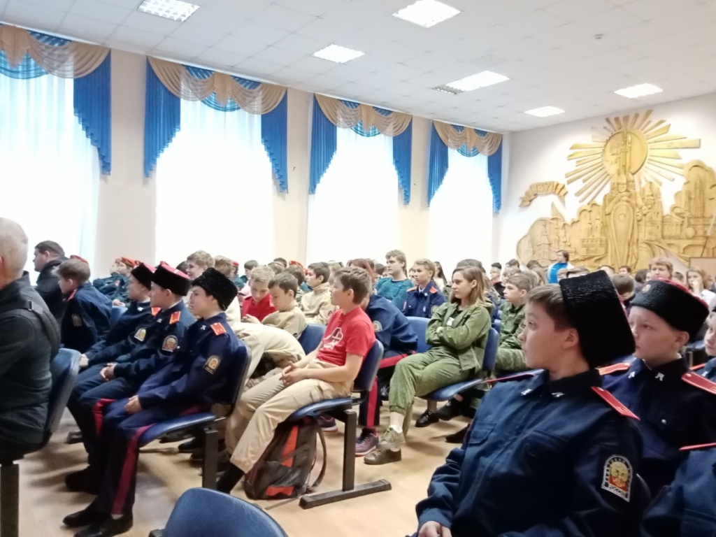 Кадеты казачьих классов Калуги почтили Героев Отечества