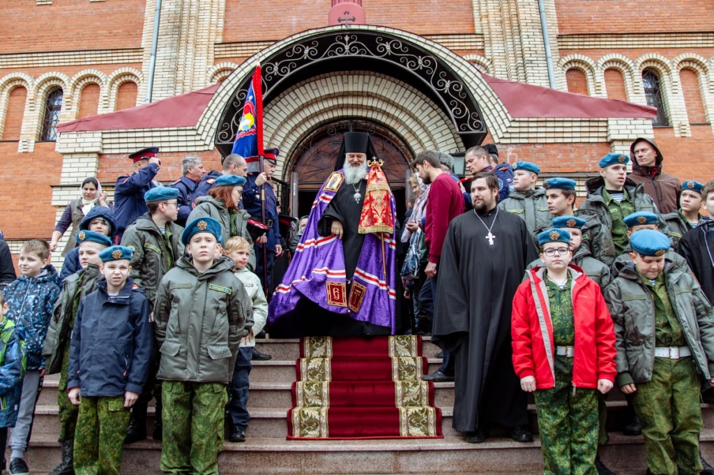 Казачье знамя ДХКО передано на хранение в собор Всех святых в земле Российской просиявших г. Домодедово
