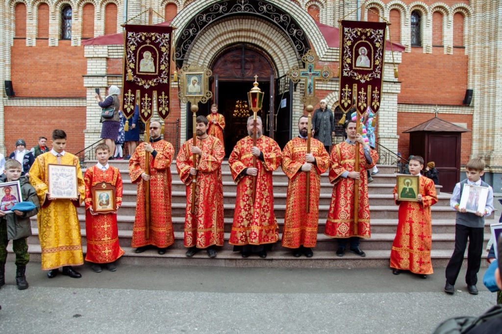 Казачье знамя ДХКО передано на хранение в собор Всех святых в земле Российской просиявших г. Домодедово