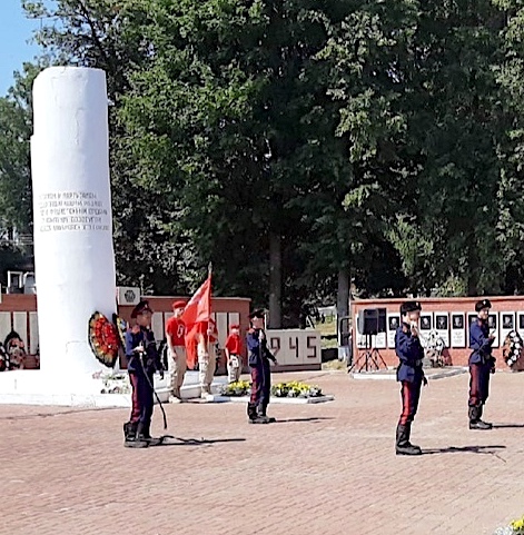 Едут по Ульяново наши казаки
